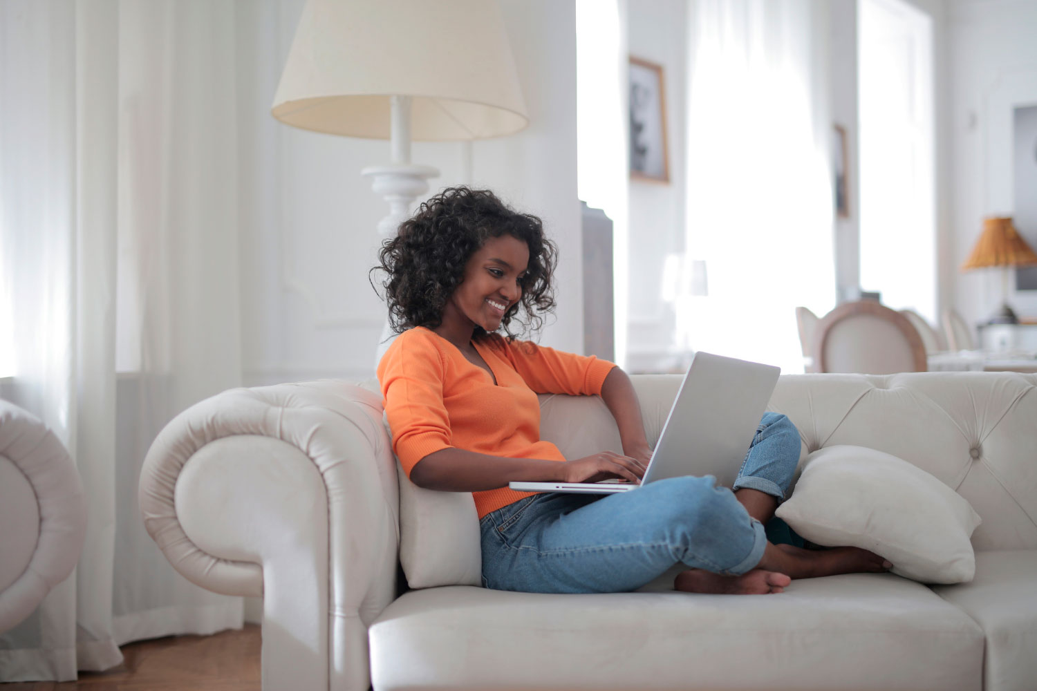 Vrouw volgt blended leertraject online vanaf huis.