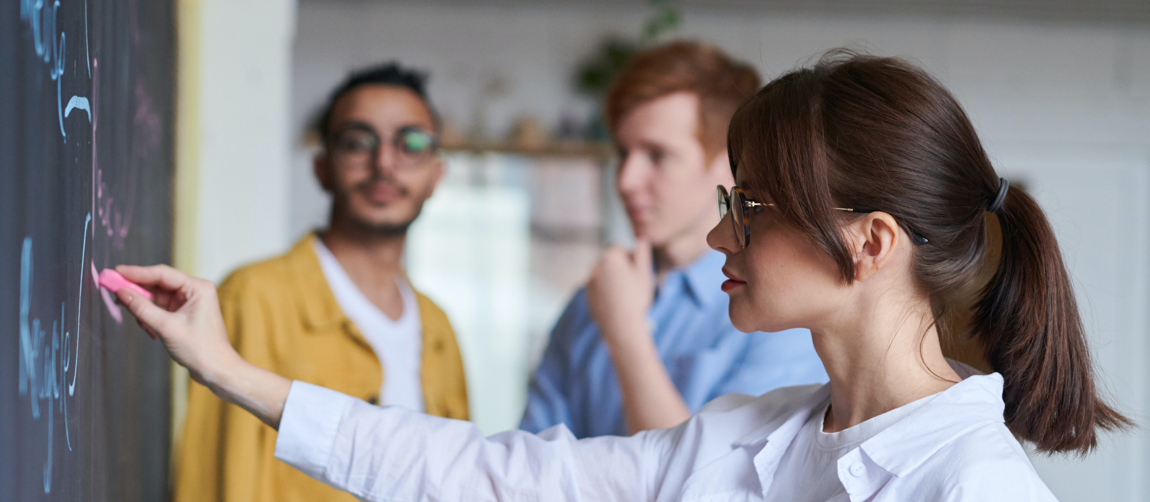 Trainer en cursisten werken samen tijdens een Learnit-training