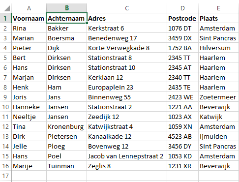 Voorbeeld Excel-tabel met gesplitste namen kolommen.